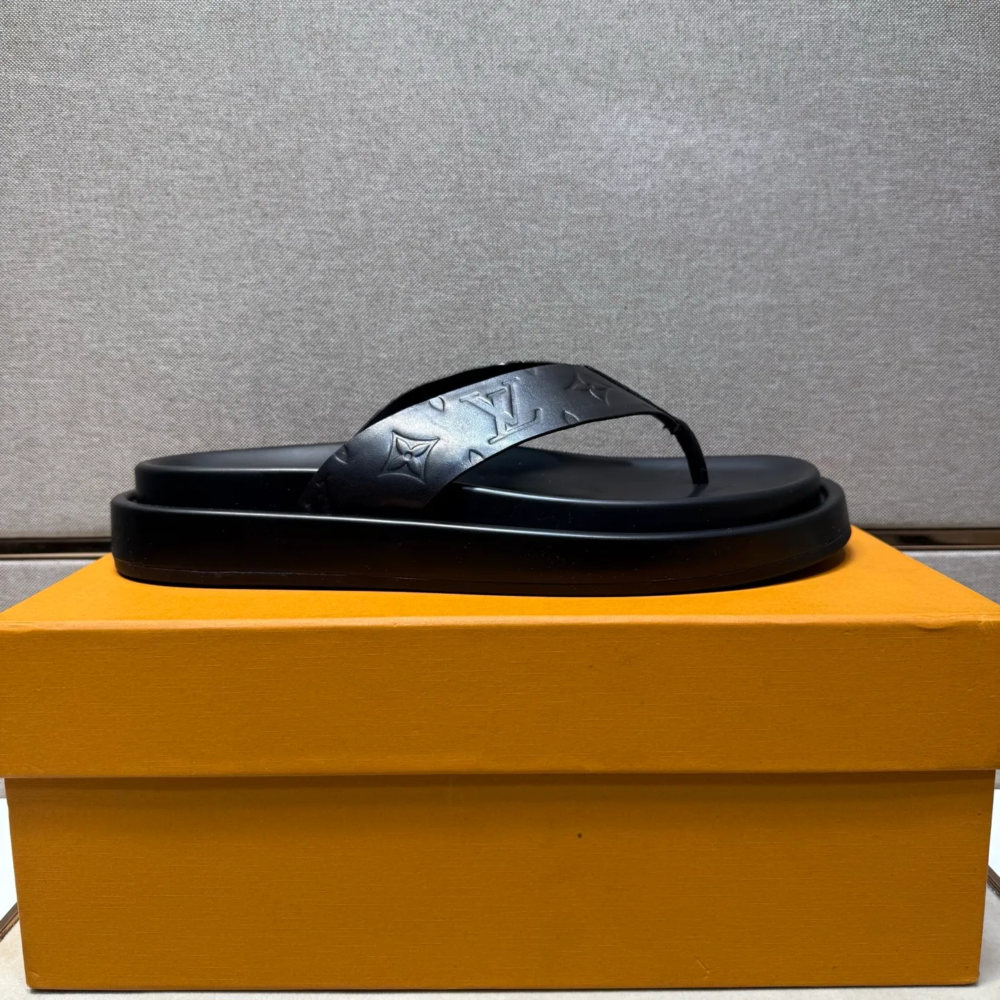 ⬛️Men's shoes 💰p400 [LV～] Men's casual slippers 2025z cabinet sales simultaneously 🔶Size: 39-44#️⃣ 🔷4 colors🔜The upper is made of cowhide stitching➕Genuine leather lining, comfortable and breathable, sole: original comfortable and wear-resistant outsole, ⚠️Real 📱Photographed🎬The real thing is better📢📢📢